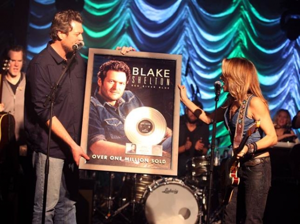 Sheryl_Crow_Presents_Blake_Shelton_With_Platinum_Plaque_2013
